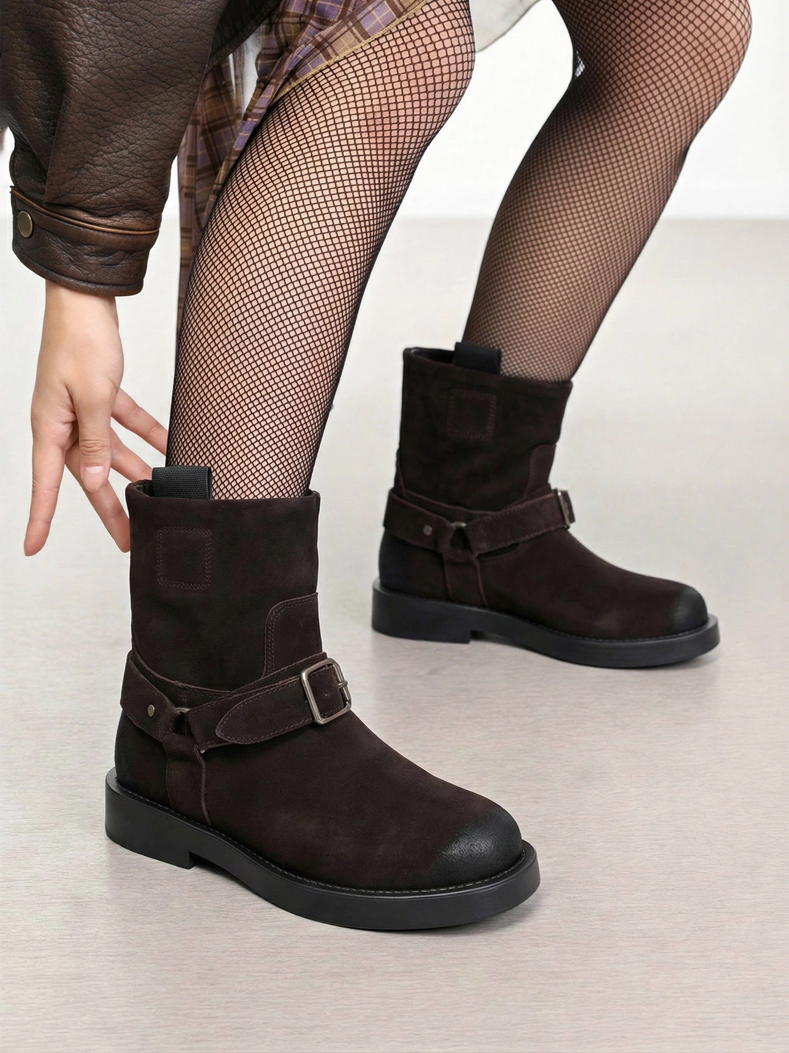 Ботинки темно-коричневого цвета на среднем каблуке